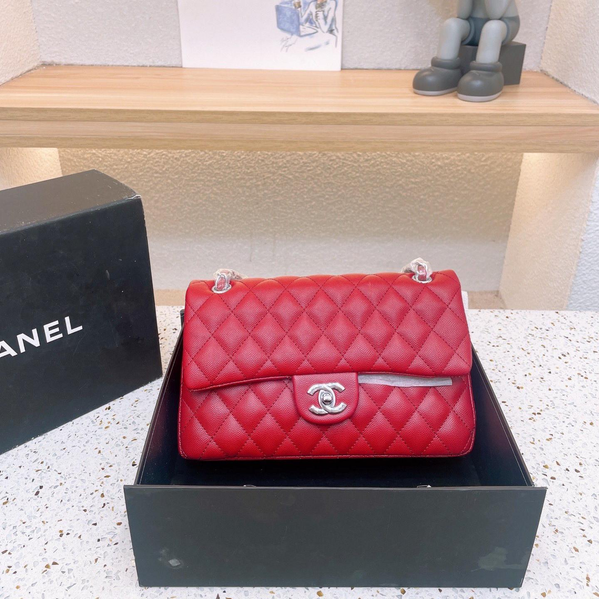Grained Diamond Quilted Chain Flap Shoulder Bag in Red, supplier source view