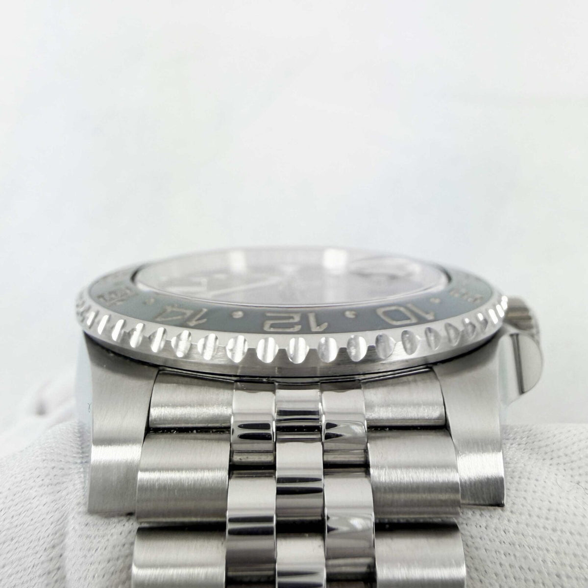Rolex GMT-Master II Black Dial Gray Black Bezel Jubilee Bracelet, view 5